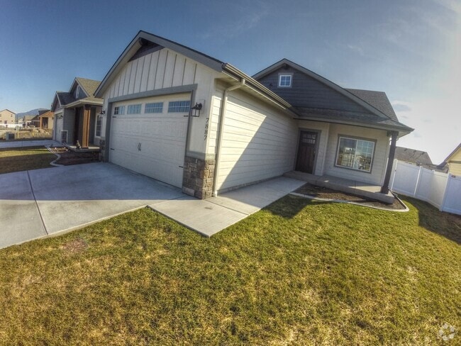Building Photo - 2 Story in The Landings! Rental
