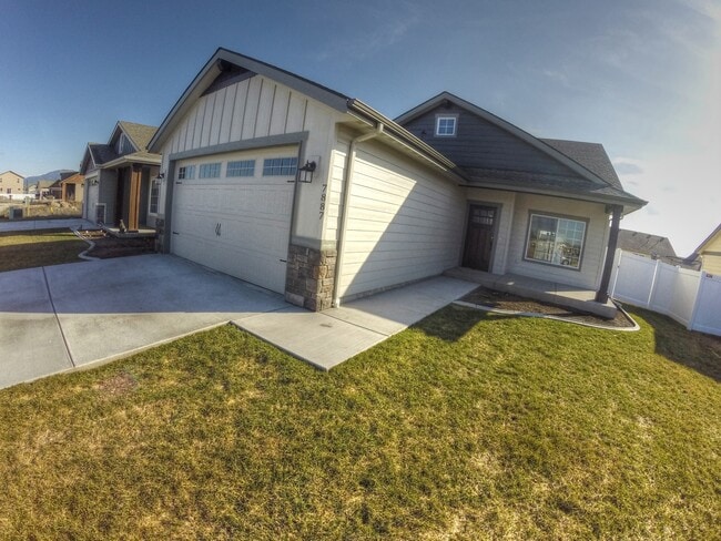 Building Photo - 2 Story in The Landings! Rental