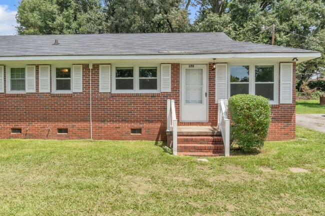Building Photo - Newly renovated 2 BR / 1 BA Duplex in hear... Rental