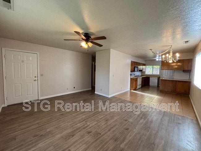 Photo - 325 N Main St Unidad #4