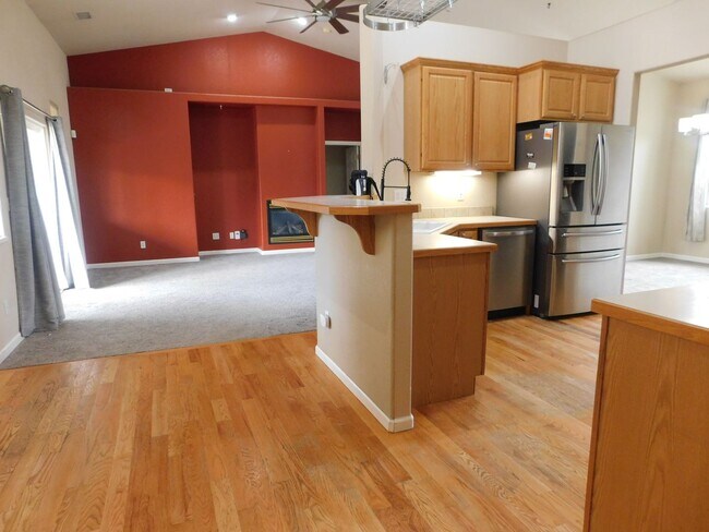 Photo - 566 Garnet Dr