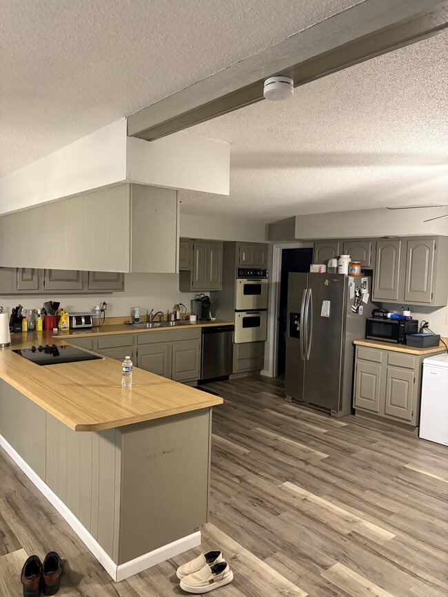 Spacious kitchen - 920 N Walnut St Unit 920 Walnut