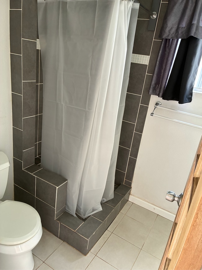 Baño/ducha con muchos armarios de almacenamiento. - 3580 Colonial Ave Unidad Guesthouse /Studio for rent