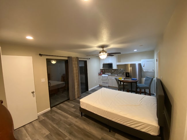 Photo - 447 Warwick Dr Unidad A