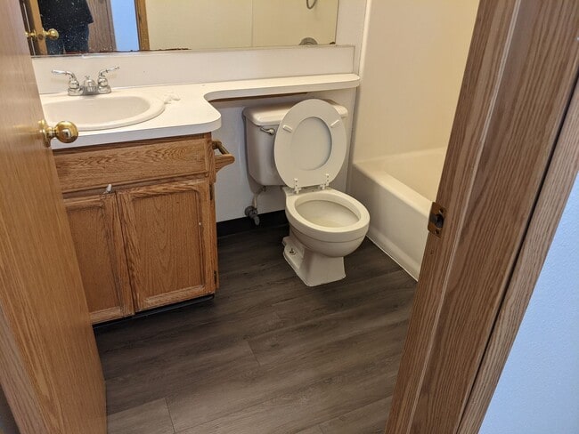 Building Photo - Large 4 bedroom