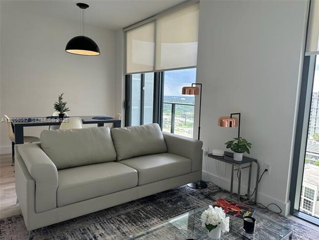 Photo - 121 NE 34th St Unidad 121 NE 34th St #1915