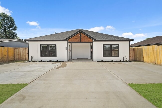 Building Photo - 6206 Lyndhurst Dr Rental