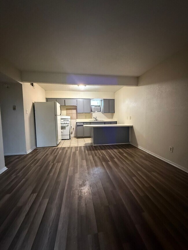 Building Photo - ALL UTILITIES INCLUDED in Cozy and Convenient 1 bedroom Unit 108