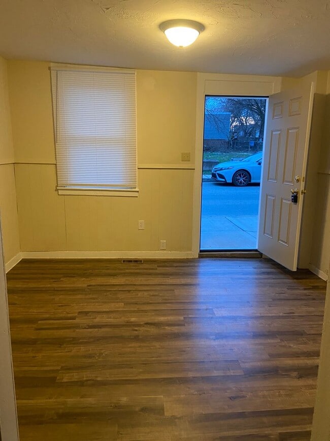 Building Photo - 3 Bedroom House, Garage-York City SD
