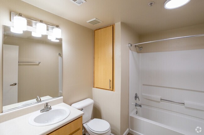 1BR, 1BA - 755SF - Bathroom - de Tolosa Ranch Apartments