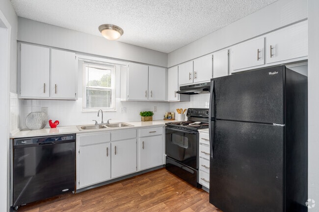 2BR, 2BA - 925SF - Kitchen