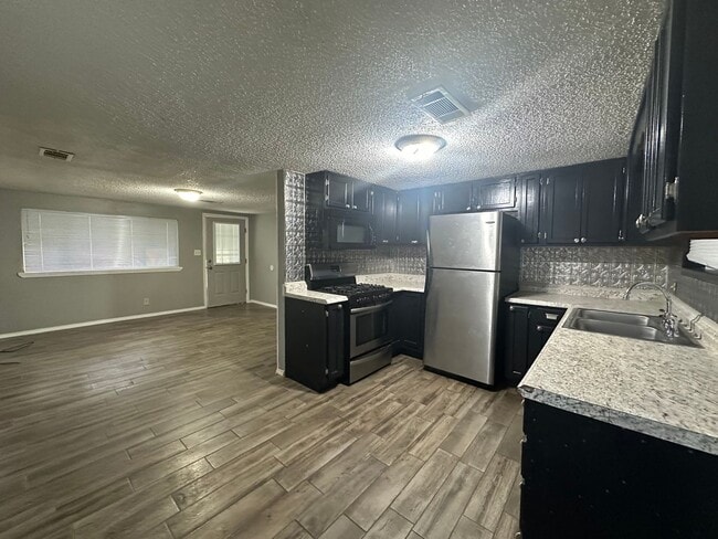 Photo - Welcome to this charming 3-bedroom, 1-bathroom home located in the heart of Russellville, AR.