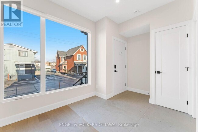 Photo - 130 Carillon St