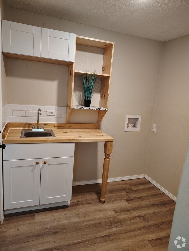 Building Photo - Available NOW Updated 1 bedroom, 1 bathroo... Rental