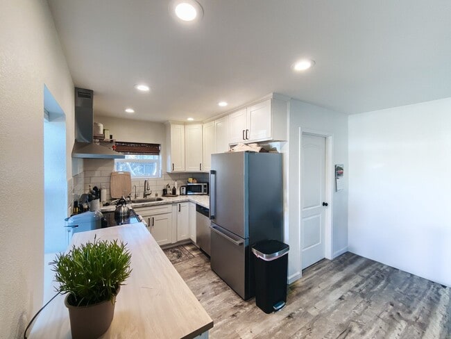 Photo - Beautiful 3/1 with gated driveway in Colonial Heights!