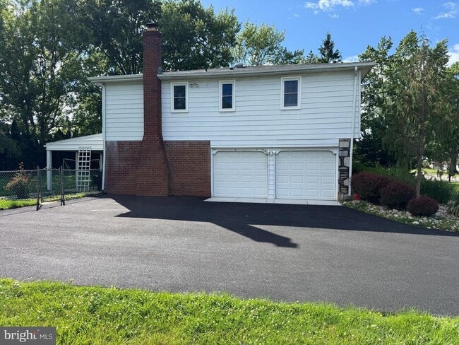 Building Photo - 806 Warfield Ln