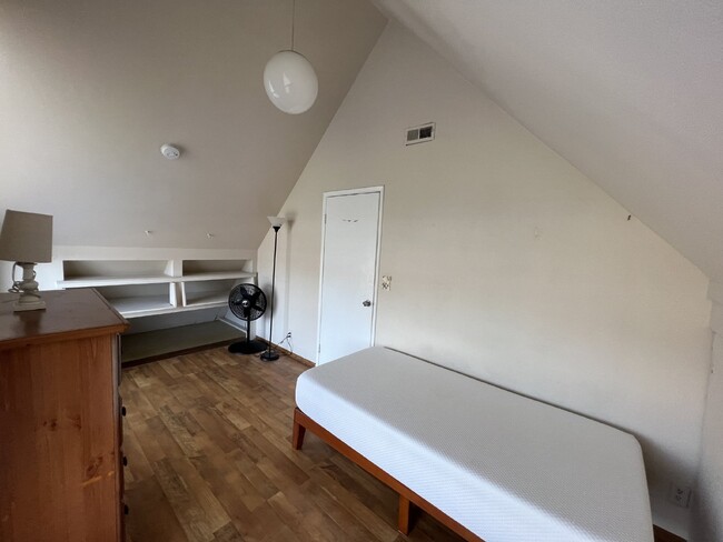 Photo - Private Furnished Bedroom for Rent – Near SDSU

Comfortable and fully furnished private bedroom a... Unidad Room 5