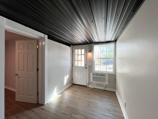 Building Photo - 2510 Fort Campbell Blvd Unit 1