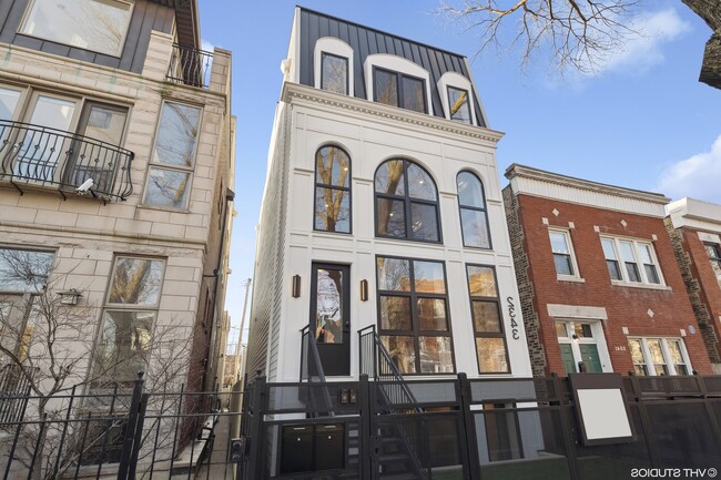 Building Photo - 2028 W Wabansia Ave Unit 2 Rental