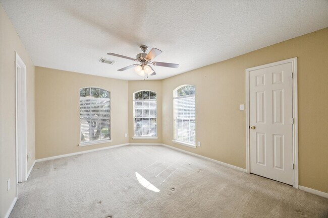 Building Photo - 19010 Country Square Dr