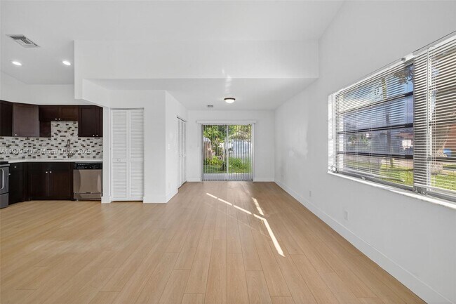 Photo - 339 SW 15th St Unidad 1-2