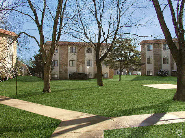 Courtyard - El Chaparral Apartments