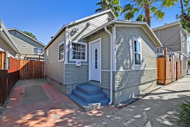 Building Photo - Adorable & Modern Remodeled Home, New floo...
