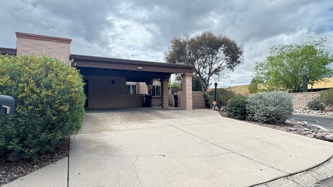 Building Photo - Central (Ft Lowell and Columbus) 3 bed, 2 bath condo, private front and back yards, carport a/c!