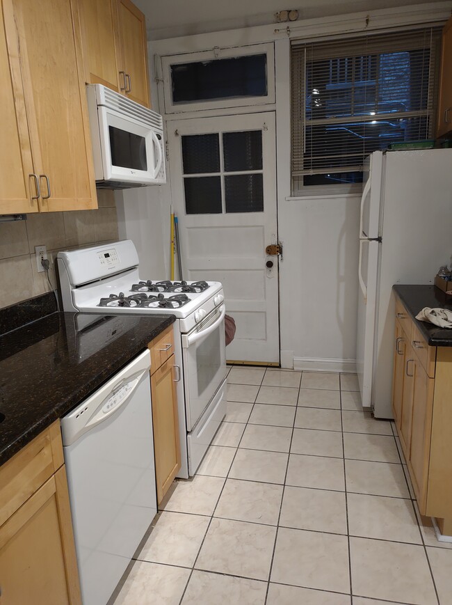 Kitchen - 539 W Addison St Unit 1S