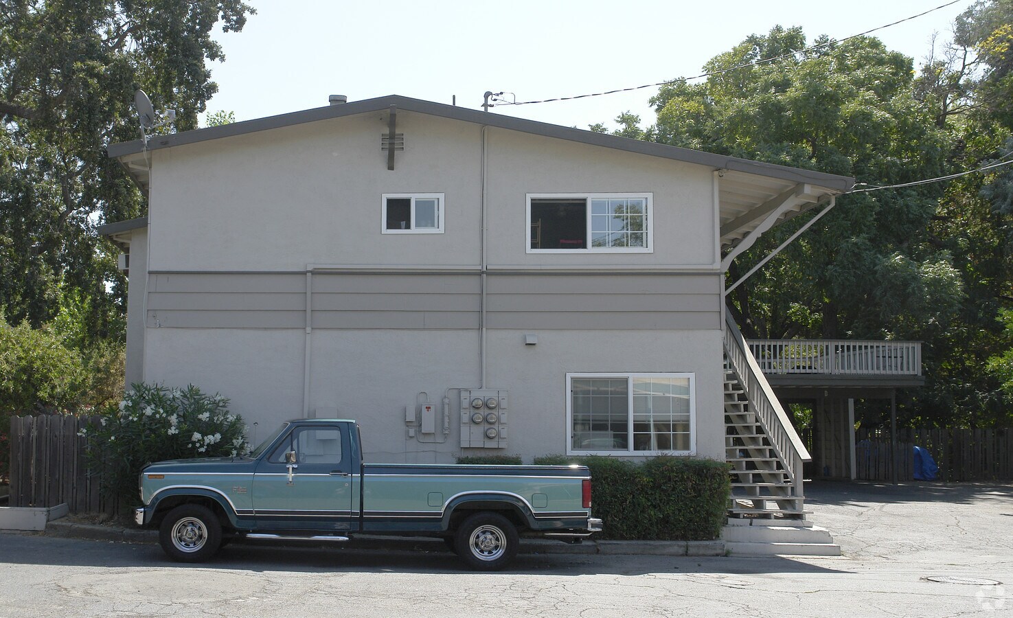 Photo - 849 Robinson St