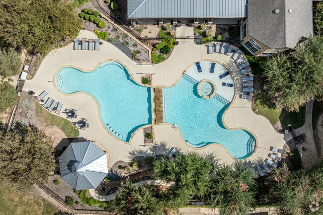 Luxury Resort-Style Pool