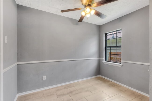 Photo - 619 Leicester Ln