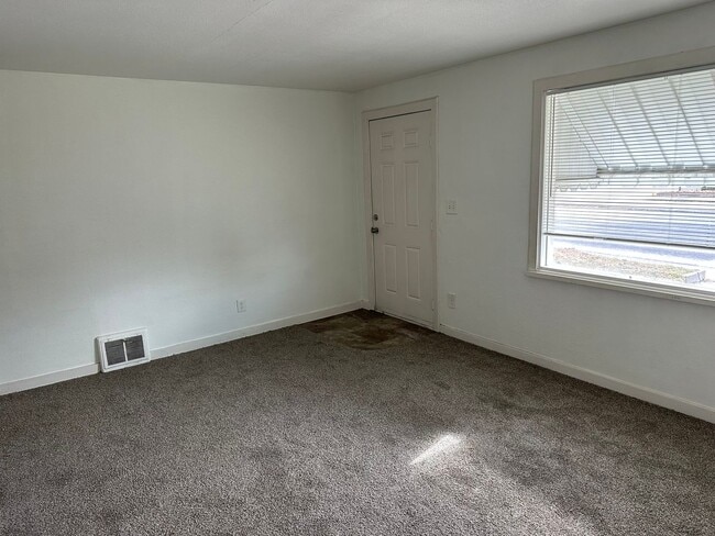 Photo - 3 Bed 1 Bath Shadle Park Home - Large Garage