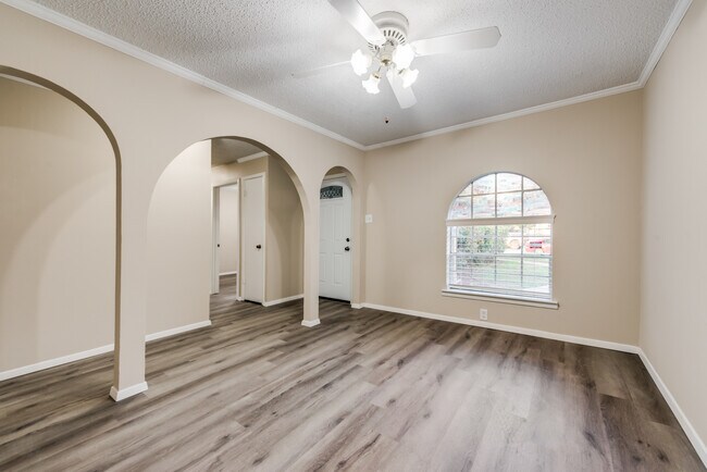 Entrada y sala de estar - 532 Billie Ruth Ln