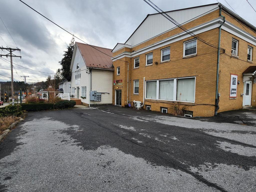 Photo - 110 N Main St Casa