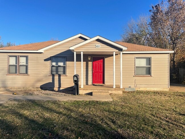 Building Photo - 4 bed 1 bath, with extra large utility are... Rental