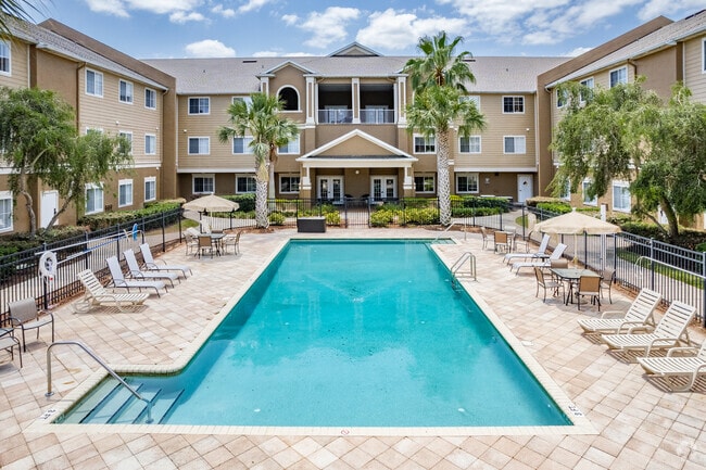 Área de la piscina - Lake Point Senior Apartments