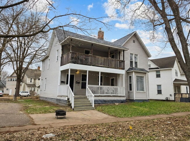 Building Photo - 3 Bedroom, 1 Bathroom w/ Covered Porch & Off Street Parking - Available July 1st!