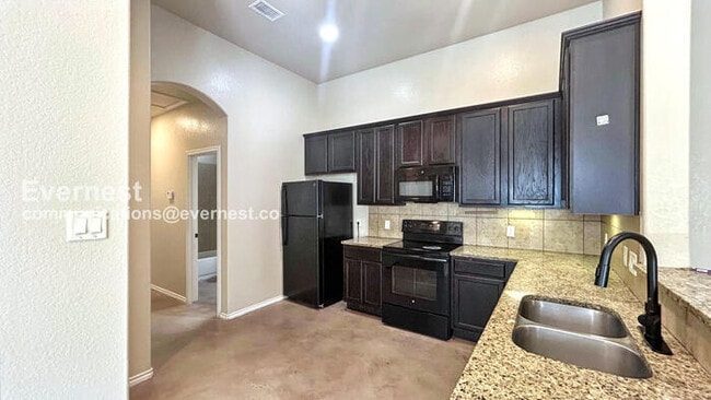 Photo - 194 Joanne Cv