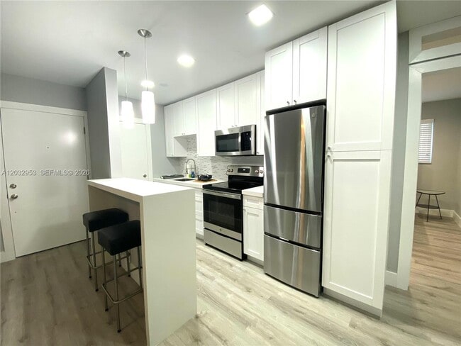 Building Photo - 7901 SW 64th Ave Unit 18