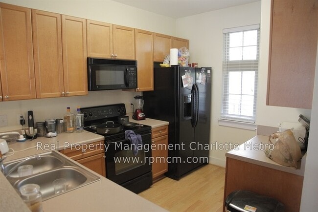 Photo - wonderful 2bd/2bth uptown condo! lots of space in a beautiful building