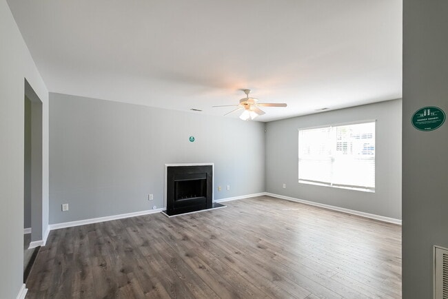 933 Roxy St