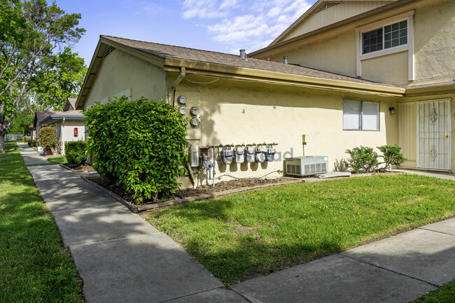 Building Photo - 1214 Sycamore Dr Unit Apt 3