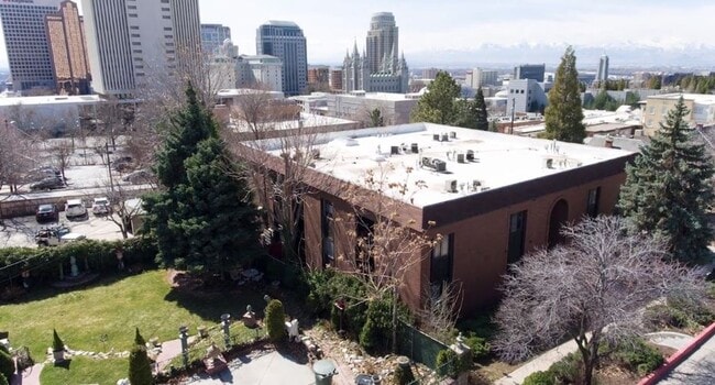 Building Photo - Nice Private Guy Room Downtown Unit 13 - 13B