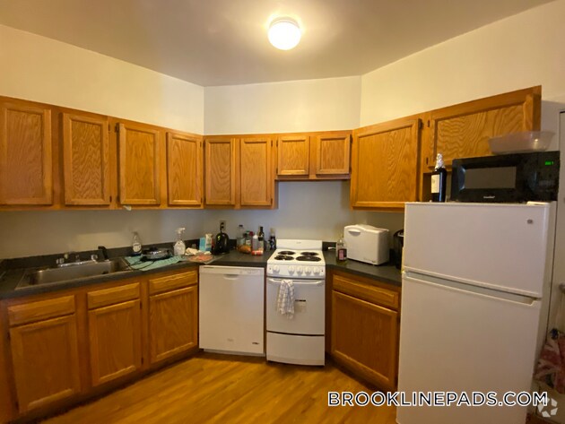 Building Photo - 1595 Beacon St Unit 11 Rental