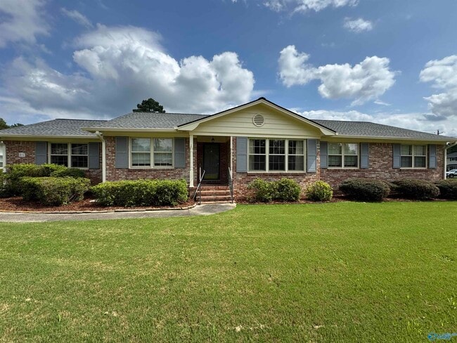 Building Photo - 816 Mira Vista Dr SE