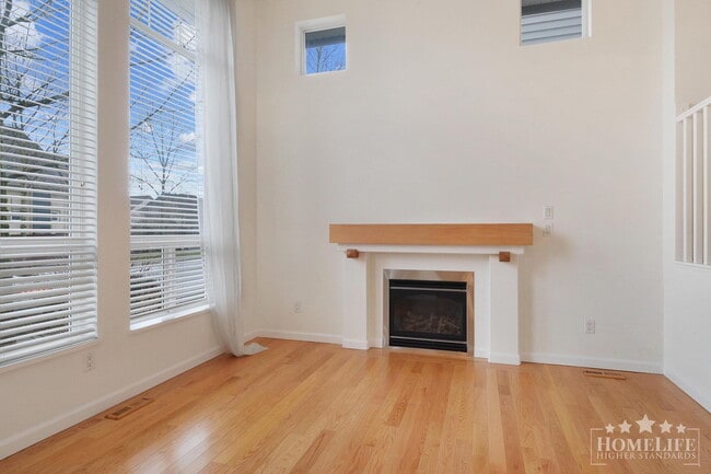 Photo - Spacious 3 Bedroom Home with Finished Basement, Double Garage and Separate Entry in Willoughby, L... Unité House