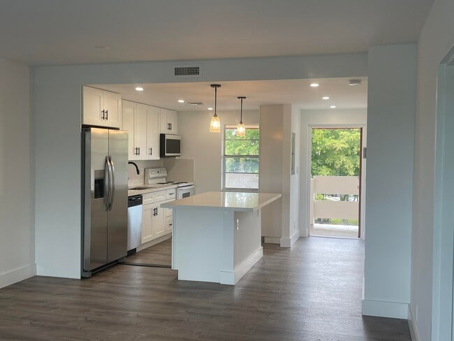 Building Photo - 1005 Country Club Dr Unit 403 Rental