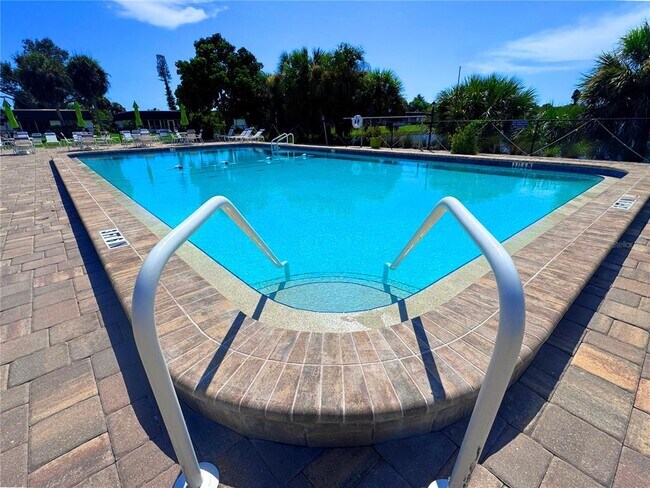 1213 Glen Oaks Dr E