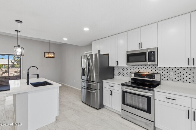Building Photo - 16817 N Meadow Park Dr